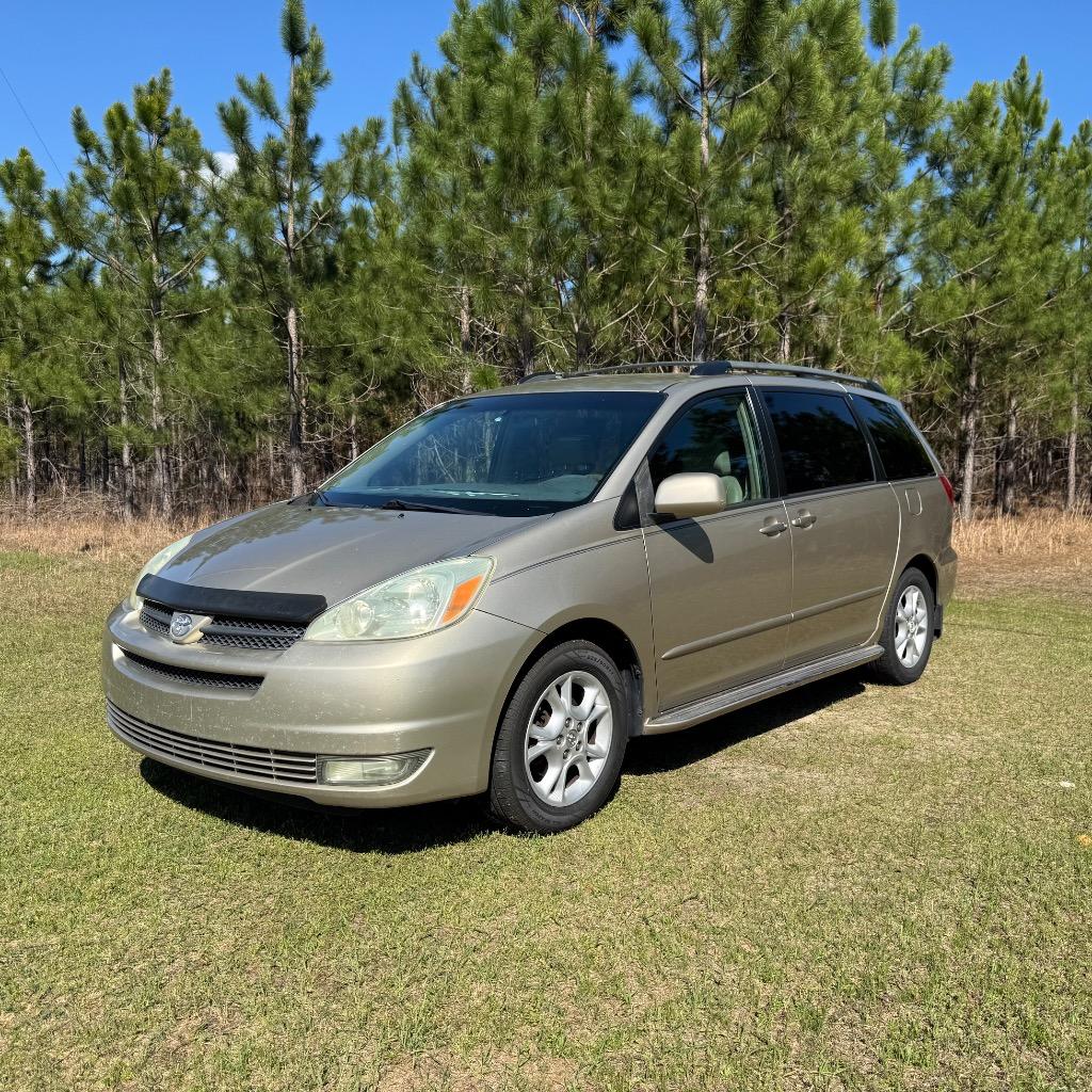 2004 Toyota Sienna XLE's photo